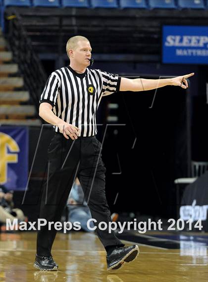 Thumbnail 2 in Bishop Montgomery vs. Moreau Catholic (CIF State D4 Final) photogallery.