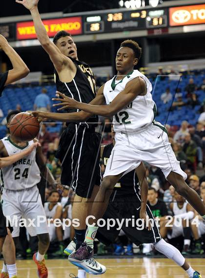 Thumbnail 1 in Bishop Montgomery vs. Moreau Catholic (CIF State D4 Final) photogallery.