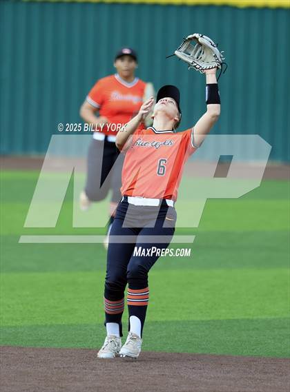 Thumbnail 3 in Farmersville vs Gilmer photogallery.