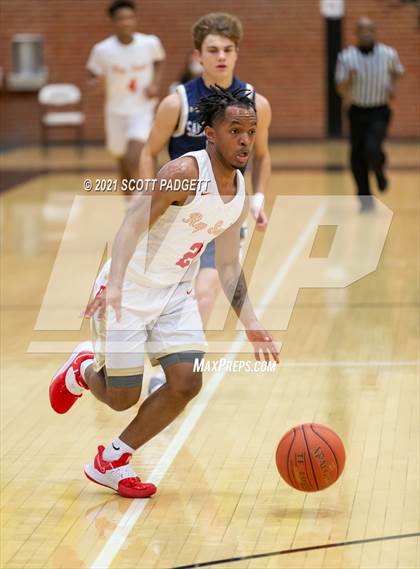 Thumbnail 2 in Aquinas @ Raytown South photogallery.