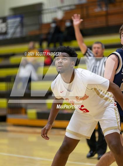 Thumbnail 2 in Aquinas @ Raytown South photogallery.