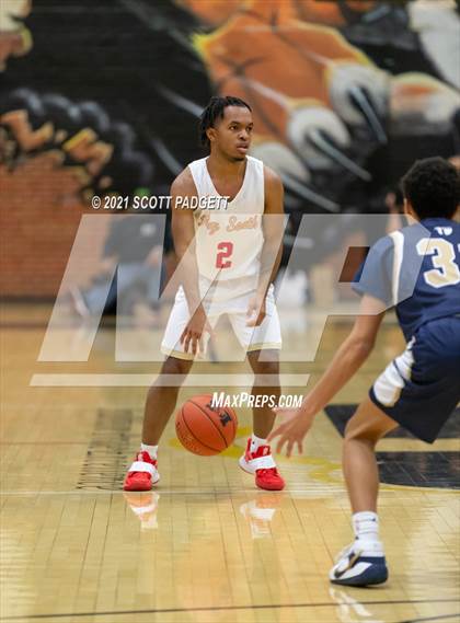 Thumbnail 1 in Aquinas @ Raytown South photogallery.