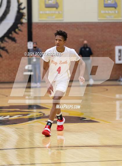 Thumbnail 3 in Aquinas @ Raytown South photogallery.