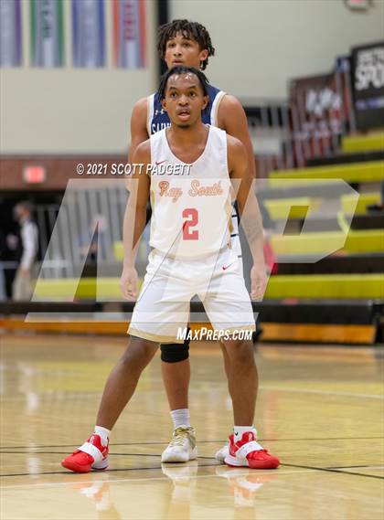 Thumbnail 3 in Aquinas @ Raytown South photogallery.