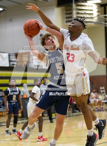 Thumbnail 3 in Aquinas @ Raytown South photogallery.