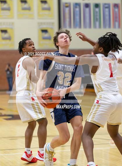 Thumbnail 3 in Aquinas @ Raytown South photogallery.