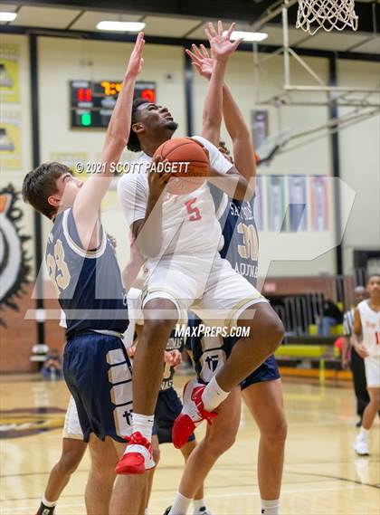 Thumbnail 3 in Aquinas @ Raytown South photogallery.