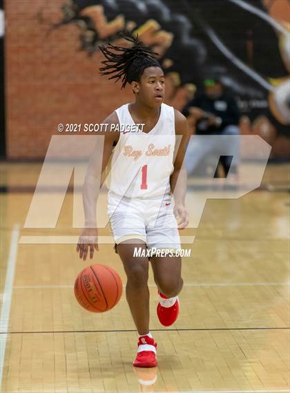 Thumbnail 3 in Aquinas @ Raytown South photogallery.