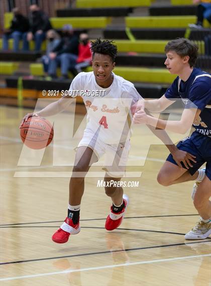 Thumbnail 3 in Aquinas @ Raytown South photogallery.