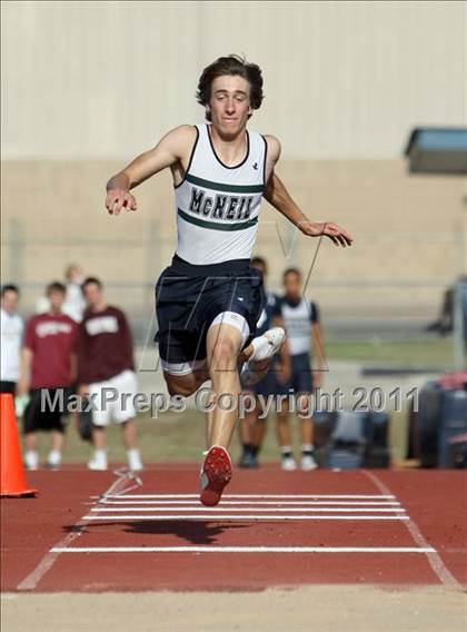 Thumbnail 3 in Texas Region II 16-5A District Meet photogallery.