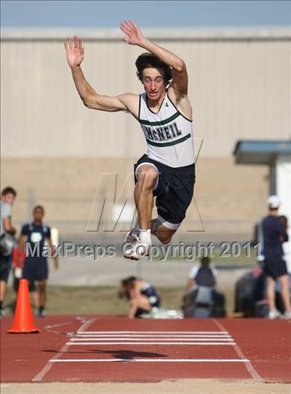 Thumbnail 2 in Texas Region II 16-5A District Meet photogallery.