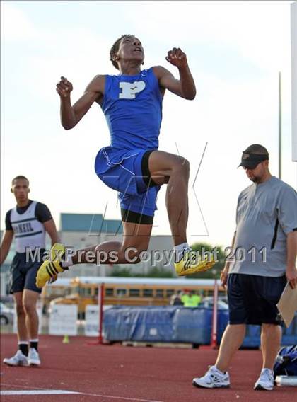 Thumbnail 2 in Texas Region II 16-5A District Meet photogallery.