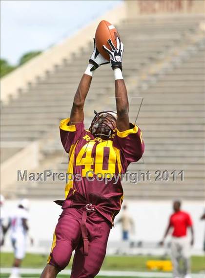 Thumbnail 2 in Skyline vs. Glades Central (Gridiron Challenge) photogallery.