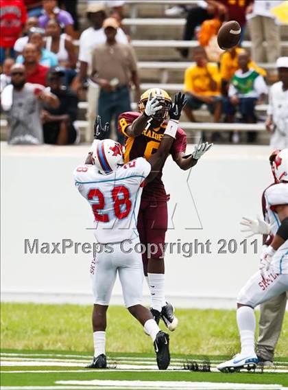 Thumbnail 2 in Skyline vs. Glades Central (Gridiron Challenge) photogallery.