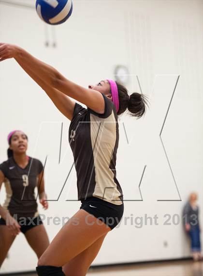 Thumbnail 2 in Grandview vs. Thomas Jefferson (Titan Classic) photogallery.