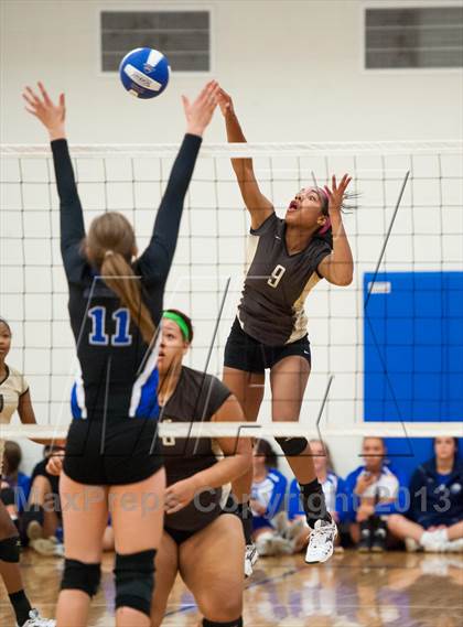 Thumbnail 2 in Grandview vs. Thomas Jefferson (Titan Classic) photogallery.