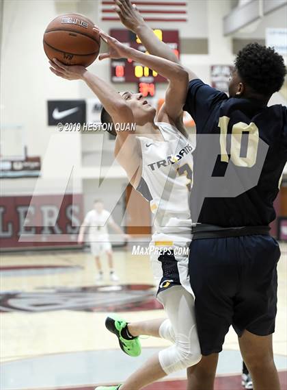 Thumbnail 1 in Vista Murrieta vs. Oak Ridge (Rancho Mirage Holiday Invitational) photogallery.