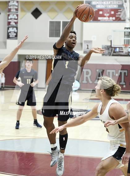Thumbnail 2 in Vista Murrieta vs. Oak Ridge (Rancho Mirage Holiday Invitational) photogallery.