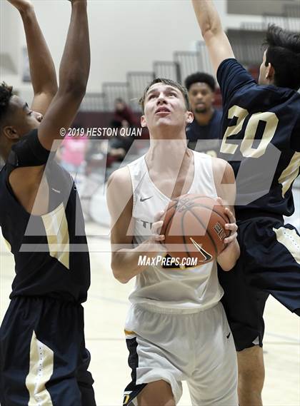 Thumbnail 2 in Vista Murrieta vs. Oak Ridge (Rancho Mirage Holiday Invitational) photogallery.