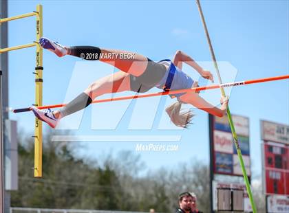 Thumbnail 3 in Jefferson City Relays photogallery.