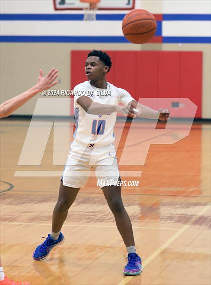 Thumbnail 1 in Royal vs Sealy photogallery.