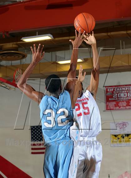 Thumbnail 3 in Leuzinger vs. Sylmar (Rose City Roundball Classic) photogallery.