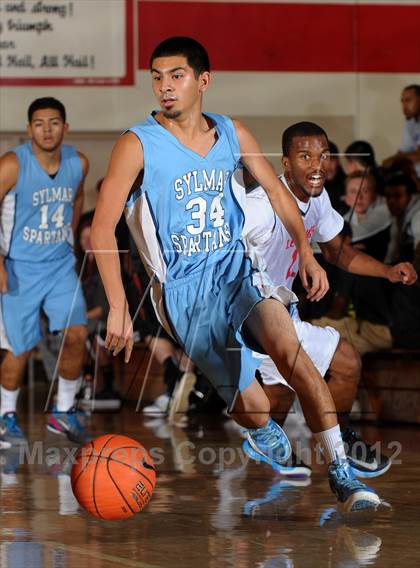 Thumbnail 2 in Leuzinger vs. Sylmar (Rose City Roundball Classic) photogallery.