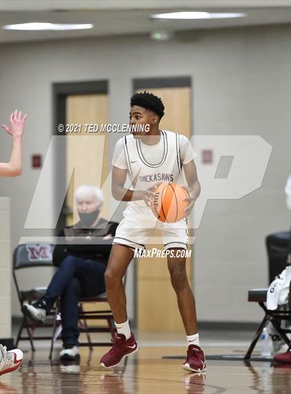 Thumbnail 3 in Blytheville vs. Dardanelle (AAA 4A State Round One) photogallery.