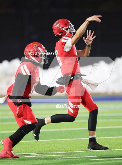 Thumbnail 2 in Denver East vs. Grandview (CHSAA 5A First Round) photogallery.
