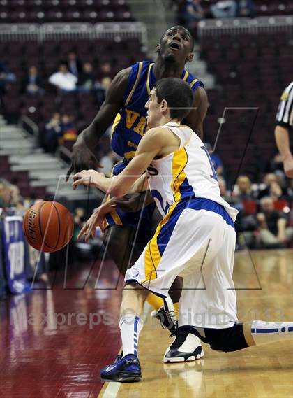 Thumbnail 1 in Vaux vs. Johnsonburg (PIAA Class A Final) photogallery.