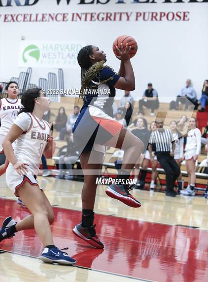 Thumbnail 3 in Brentwood School vs  Chaminade (Harvard-Westlake Invitational Classic) photogallery.