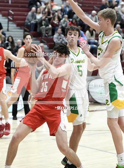 Thumbnail 1 in Mater Dei vs. Roosevelt (Rancho Mirage Holiday Invitational) photogallery.