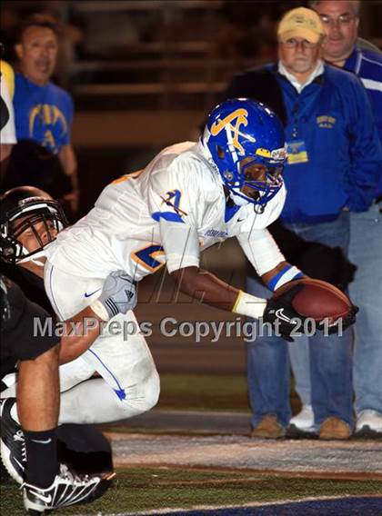 Thumbnail 3 in Servite vs. Bishop Amat photogallery.