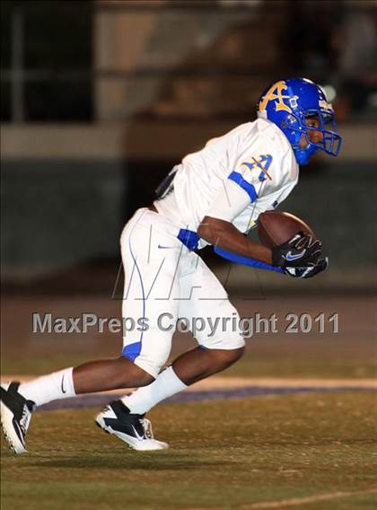 Thumbnail 3 in Servite vs. Bishop Amat photogallery.