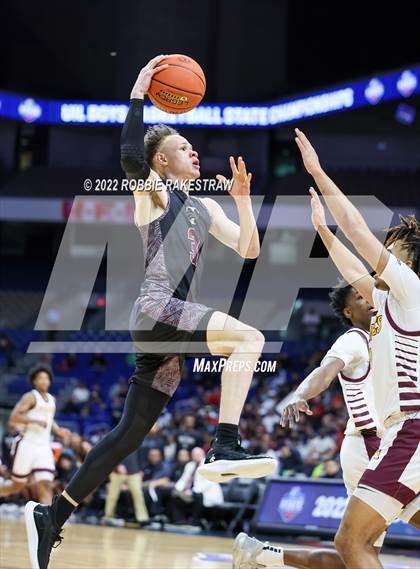 Thumbnail 3 in Beaumont United vs. Mansfield Timberview (UIL 5A State Final) photogallery.