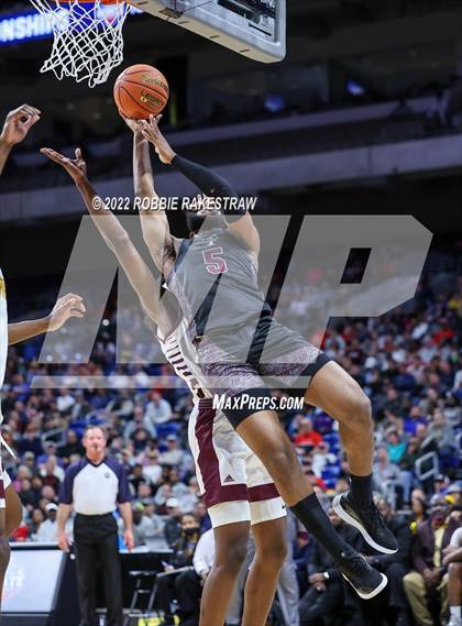 Thumbnail 2 in Beaumont United vs. Mansfield Timberview (UIL 5A State Final) photogallery.