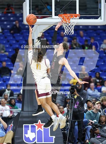 Thumbnail 2 in Beaumont United vs. Mansfield Timberview (UIL 5A State Final) photogallery.