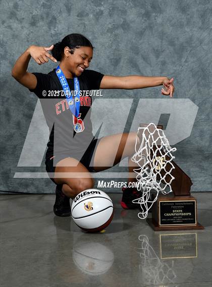 Thumbnail 3 in Etiwanda (CIF State Open Div. Award Photos) photogallery.