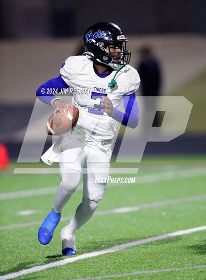 Thumbnail 3 in Trinity Leadership @ Gunter (UIL Football 3A Division 2 Region 2 Bi-District) photogallery.
