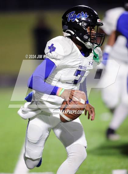 Thumbnail 1 in Trinity Leadership @ Gunter (UIL Football 3A Division 2 Region 2 Bi-District) photogallery.