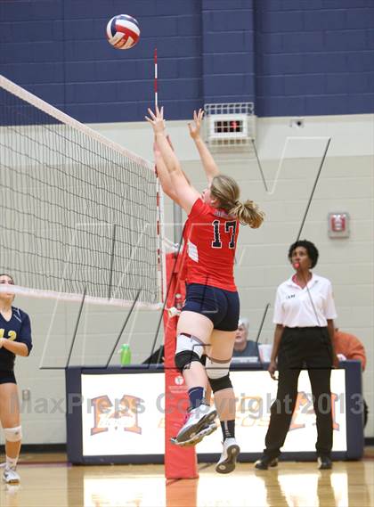 Thumbnail 2 in FR: Boyd vs. McKinney photogallery.