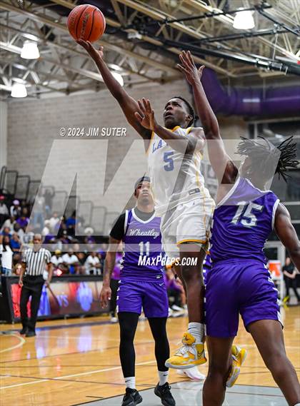 Thumbnail 3 in La Vega vs Wheatley (UIL 4A Reg III Quarterfinal) photogallery.