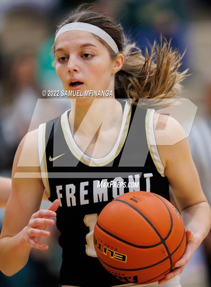 Thumbnail 1 in Fremont vs. Pius X photogallery.