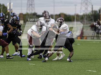 Thumbnail 1 in Davenport vs. Bay City (UIL Football 4A D1 Regional Semifinal) photogallery.