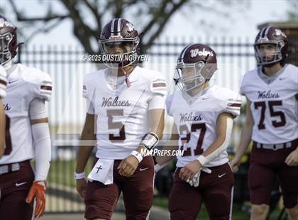 Thumbnail 2 in Davenport vs. Bay City (UIL Football 4A D1 Regional Semifinal) photogallery.