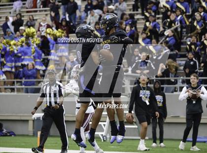 Thumbnail 3 in Davenport vs. Bay City (UIL Football 4A D1 Regional Semifinal) photogallery.