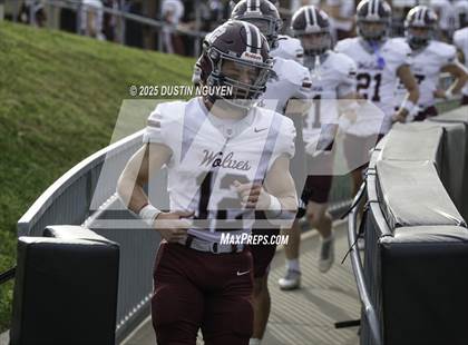 Thumbnail 2 in Davenport vs. Bay City (UIL Football 4A D1 Regional Semifinal) photogallery.