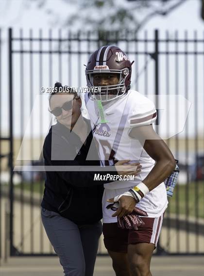 Thumbnail 1 in Davenport vs. Bay City (UIL Football 4A D1 Regional Semifinal) photogallery.