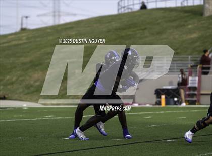 Thumbnail 2 in Davenport vs. Bay City (UIL Football 4A D1 Regional Semifinal) photogallery.