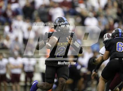 Thumbnail 3 in Davenport vs. Bay City (UIL Football 4A D1 Regional Semifinal) photogallery.